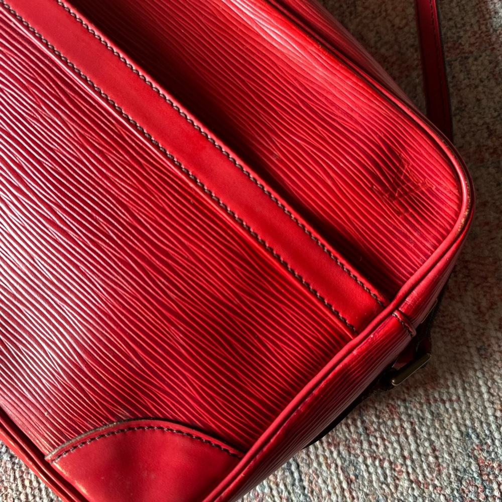 💋🌹🥀$399 Louis Vuitton's Epi leather Crossbody/shoulder bag